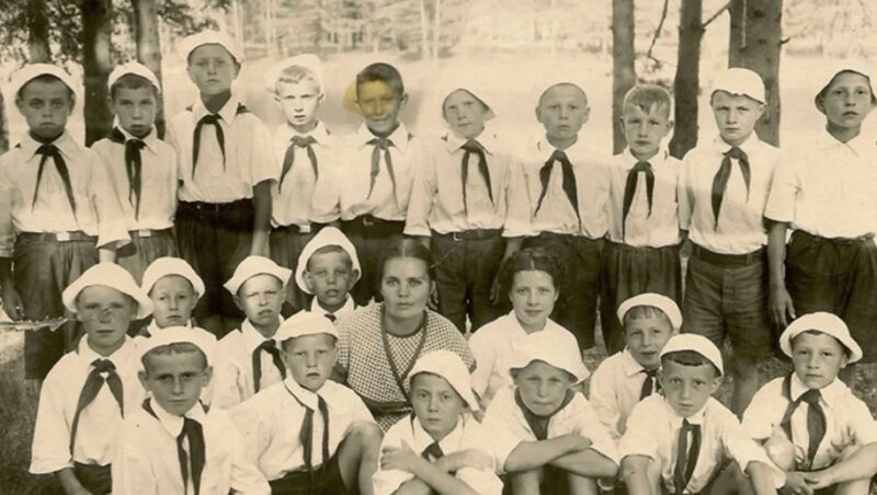 Отряд пионеров и воспитательница Мария Антоновна Зиновьева, погибшие в тот день