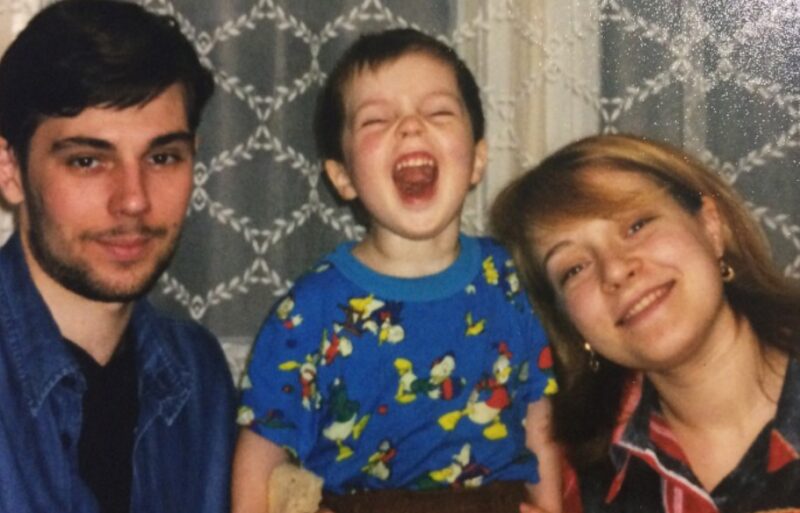 Егор Клинаев в детстве с родителями.