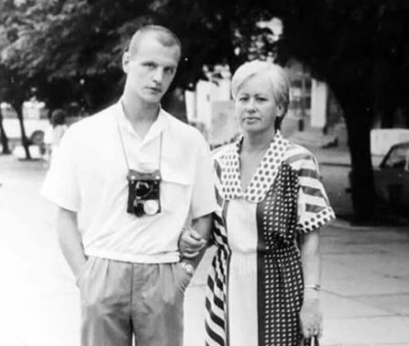 Мама артиста, Светлана Павловна, сыгравшая огромную роль в его судьбе.