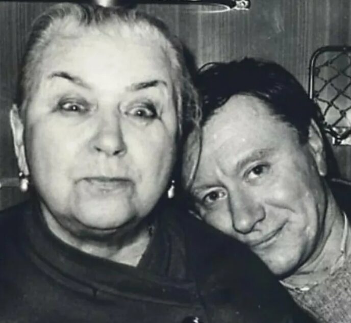 Андрей Миронов с мамой Марией Мироновой — актрисой, которая дала ему не только жизнь, но и фамилию