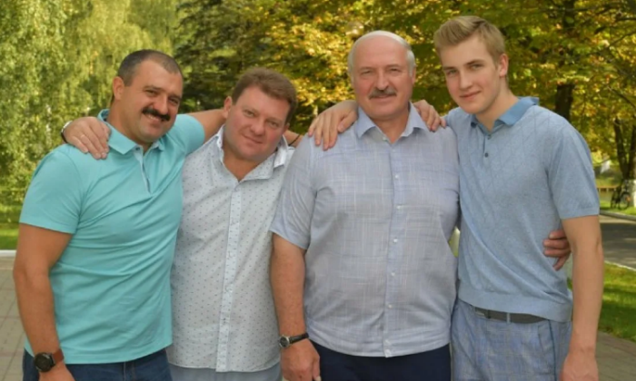 Николай Лукашенко с отцом и братьями.