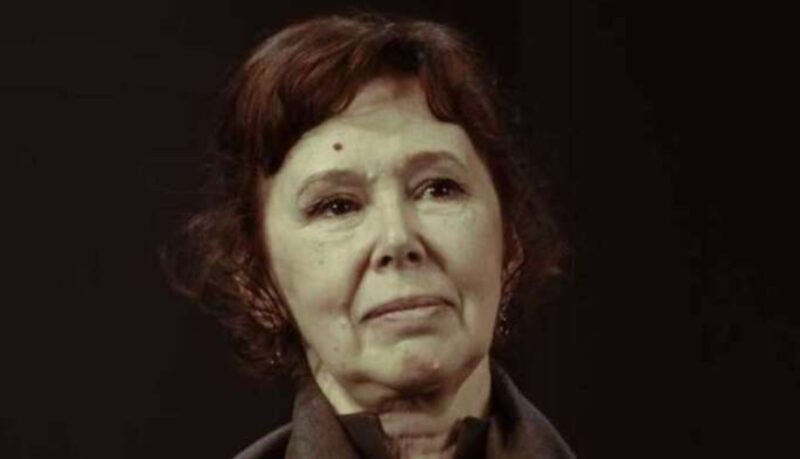 Евгения Симонова на сцене, продолжающая свой творческий путь.