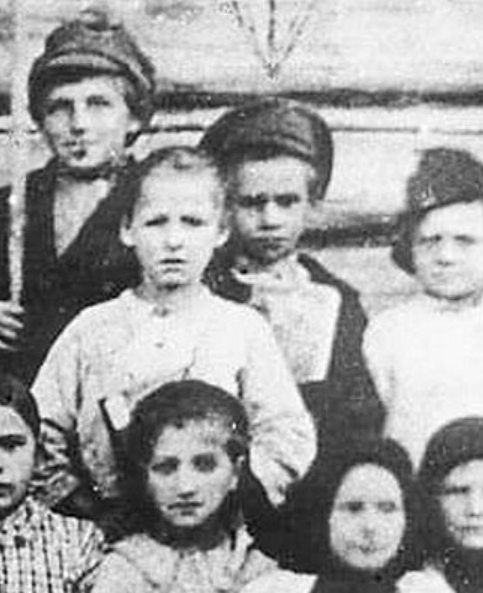Единственная подлинная фотография Павлика Морозова (третий сверху), рядом с двоюродным братом Данилой.