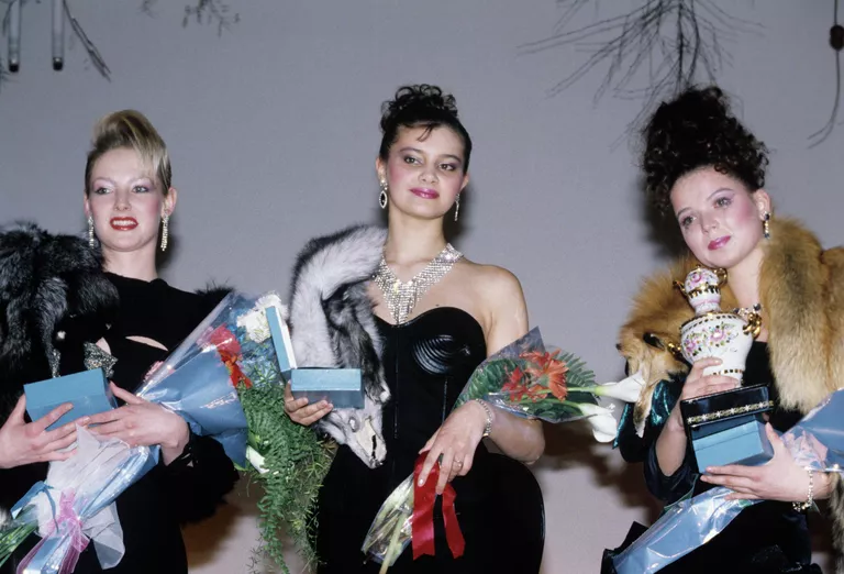 Мария Шатланова (справа) среди победительниц конкурса «Мисс Подмосковье» 1988 года