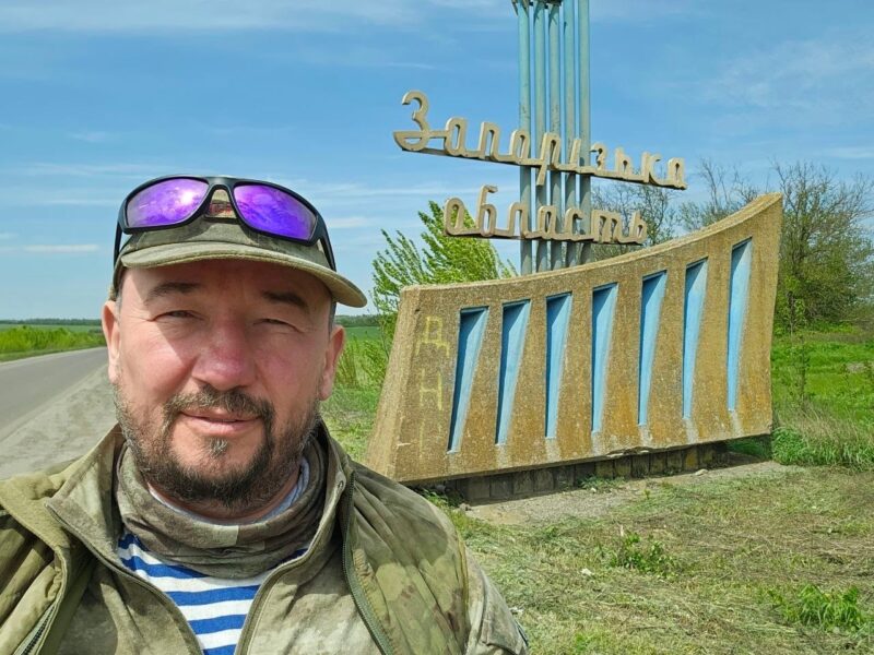 Мат в эфире, ведро с ругательством и контракт без продления: что случилось с Артемом Шейниным