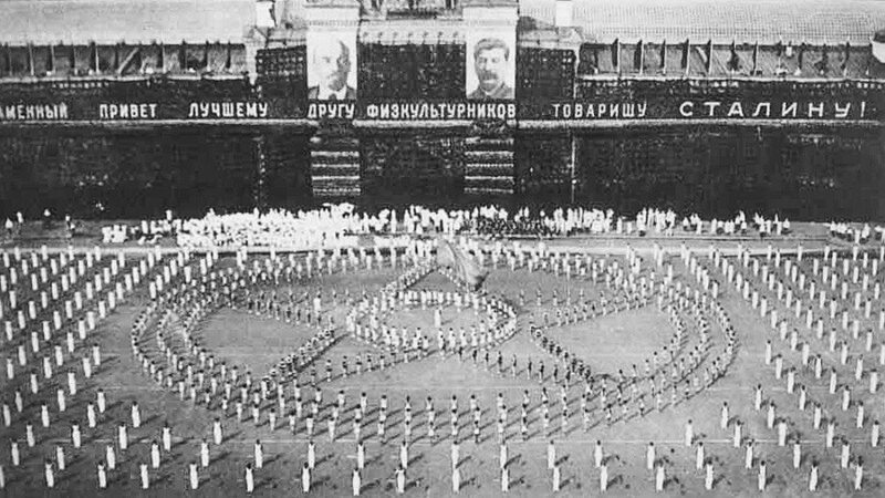 Красная площадь, устланная ковром площадью 9000 квадратных метров для просмотра футбольного матча.