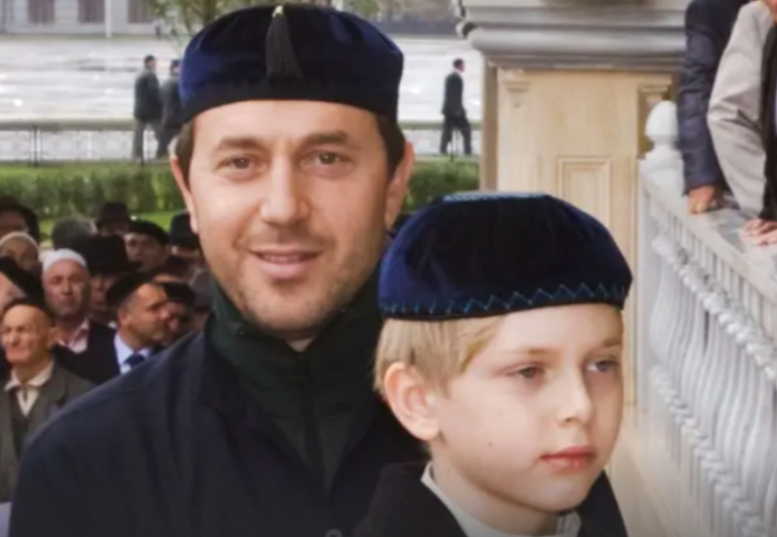 Отец и сын: Руслан и Дени Байсаровы в один из визитов.
