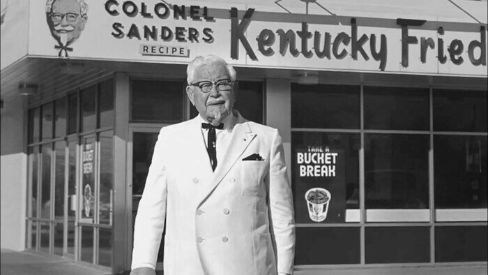 1009 отказов и 105 долларов: как упрямый дедушка в 65 лет создал KFC, а потом возненавидел своё детище