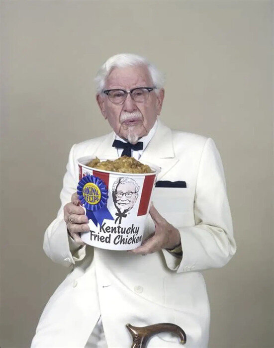 1009 отказов и 105 долларов: как упрямый дедушка в 65 лет создал KFC, а потом возненавидел своё детище