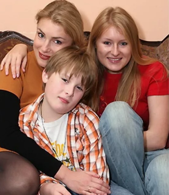 28-летний сын Марии Шукшиной вернулся в ее жизнь: как звезда пережила разводы, конфликт с дочерью и смерть невестки