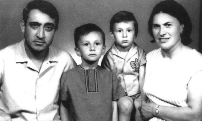 Семейный снимок: Константин Меладзе в окружении родителей и брата