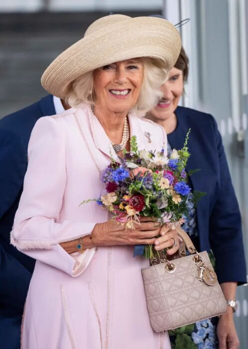 Королева Камилла с сумкой Lady Dior.