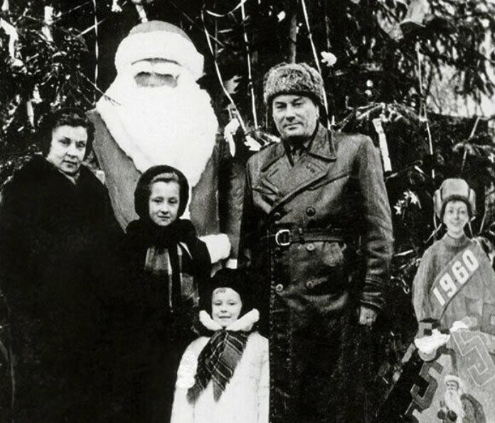 Лариса Удовиченко с родителями и старшей сестрой Яной в Вене