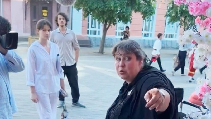Звездный гнев в провинции: как ведущая «Играй, гармонь» угрожала «задушить» продавцов