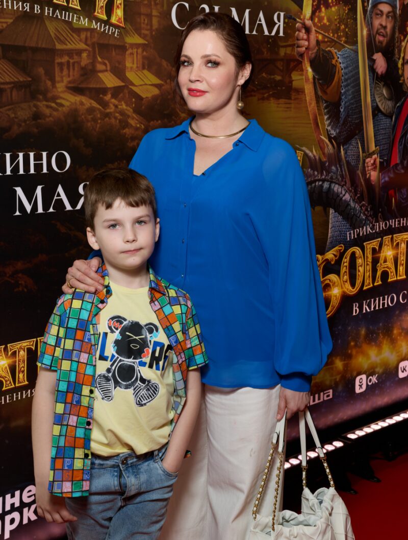 Екатерина Вуличенко разделила вечер премьеры с сыном Александром.