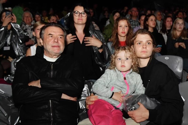 Алексей Учитель в кругу семьи.