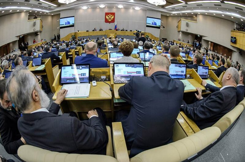 Вячеслав Володин на заседании, где обсуждаются важные экономические вопросы.