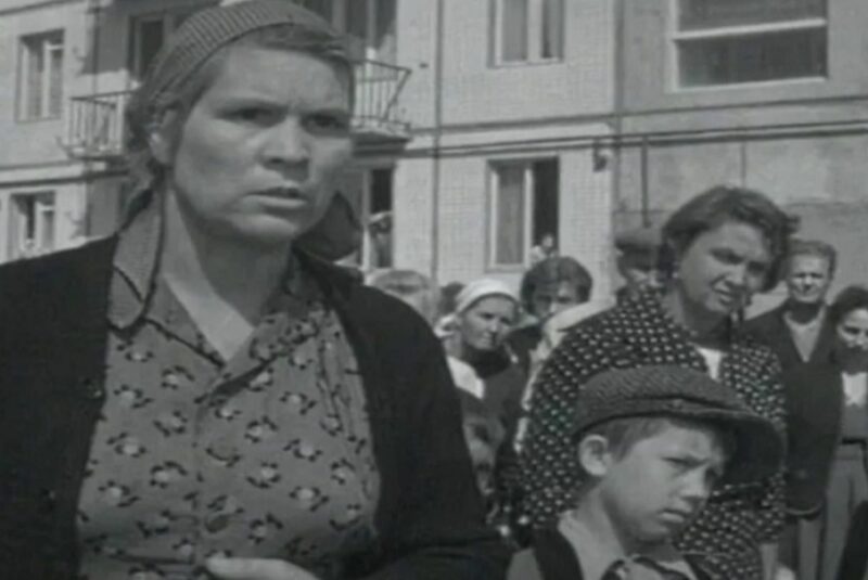 Кадр из фильма «А если это любовь?» — сцена публичного унижения дочери
