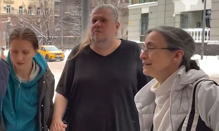 Целитель Ивиас с верными женами.