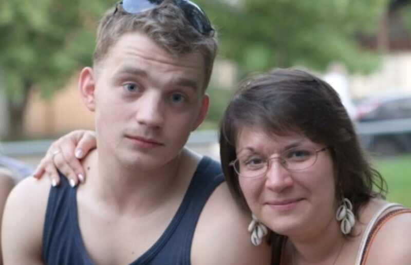 Алексей Демидов с мамой в детстве