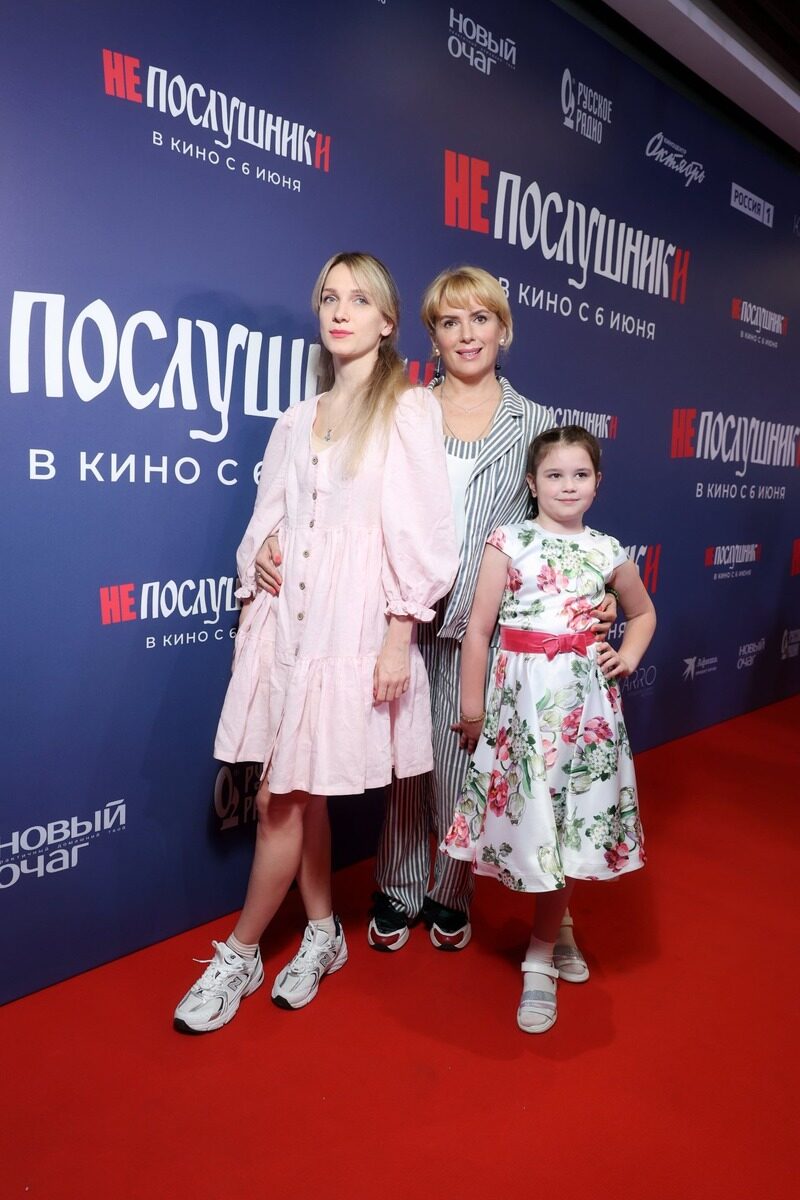 Мария Порошина на премьере с дочерями