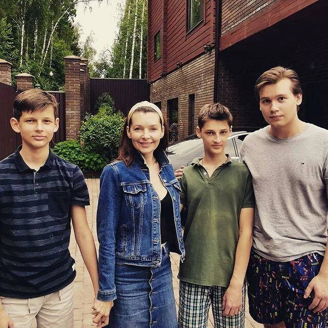Наталия Антонова с сыновьями.