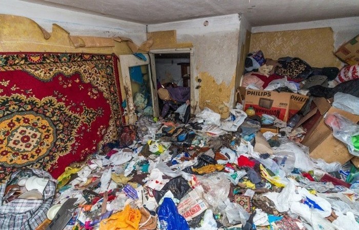Квартира Андрея Лукачера, по словам соседей, превратилась в свалку.