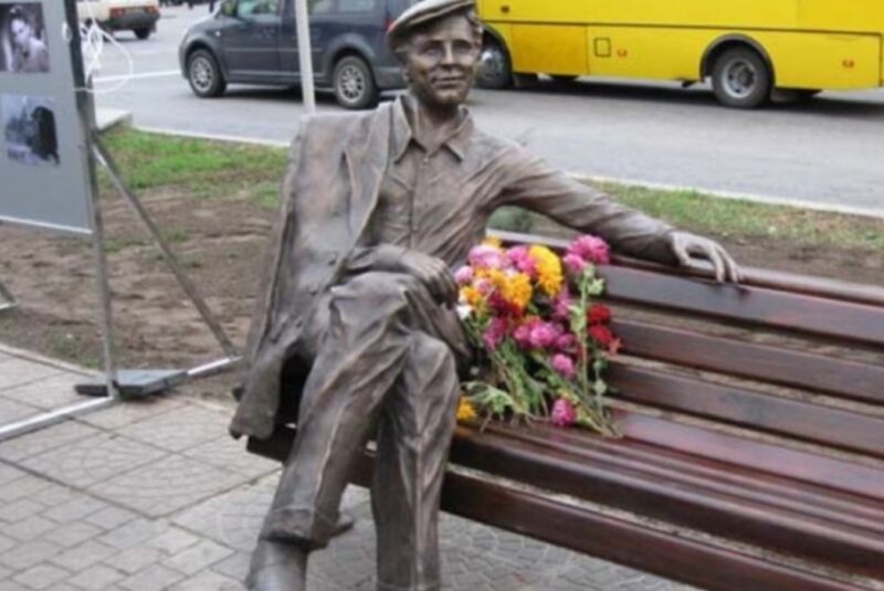 Памятник сталевару Саше Савченко в Запорожье, где проходили съемки фильма