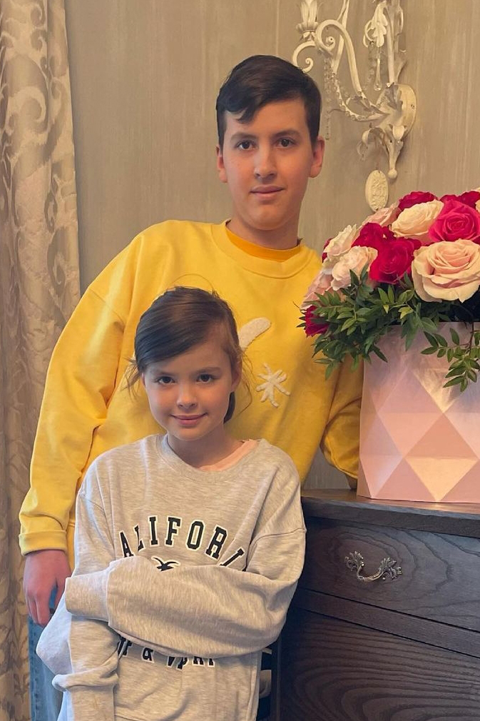 Алексей Казьмин-младший утверждал, что многие подарки Аршавина маме — фейк. Так, часы от футболиста оказались подделкой, а чтобы купить журналистке «Мерседес», Андрей сначала продал ее предыдущую иномарку