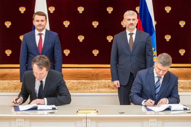 Руслан Байсаров подписывает официальное соглашение с представителями РЖД
