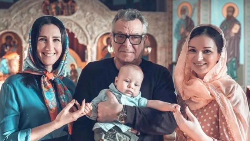 «Моя армия — Красная»: Андрей Ургант в 69 лет обрел дом, но боится произнести имя сына