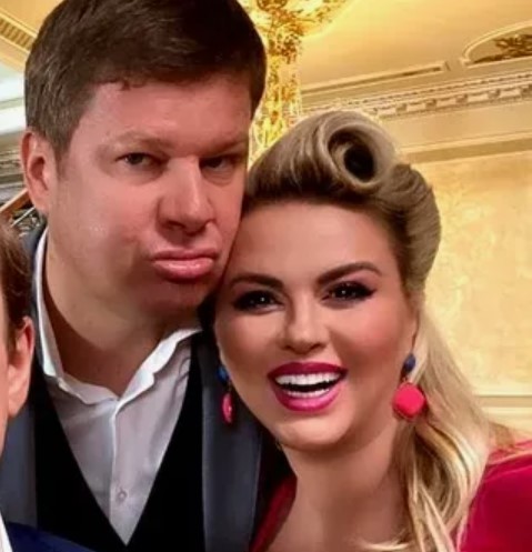 Анна Семенович и Дмитрий Губерниев, чей поцелуй оказался рабочей сценой