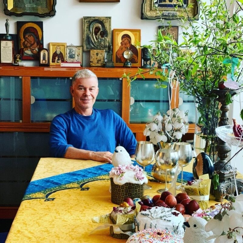 Штурвал на балконе и сауна в гостиной: как устроен загородный дом Олега Газманова в Серебряном бору