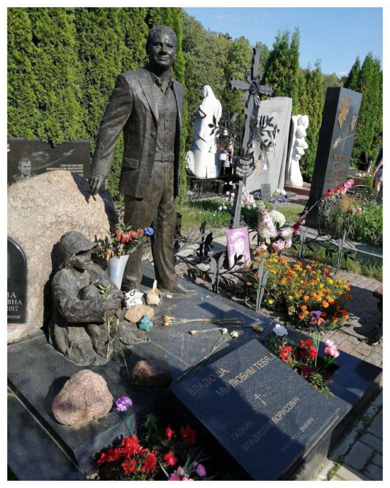 Вечная память в камне: как выглядят мемориалы ушедших российских звёзд