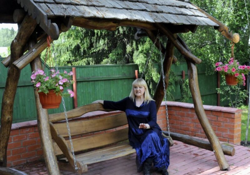 Загородный дом Маргариты Суханкиной: уют в сосновом лесу и два бассейна для всей семьи