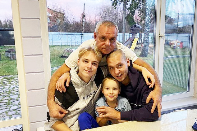 Режиссер со своими сыновьями