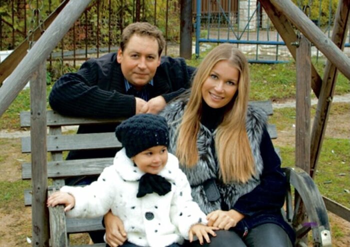Кристина Бабушкина и Станислав Дужников с дочерью Устиньей.