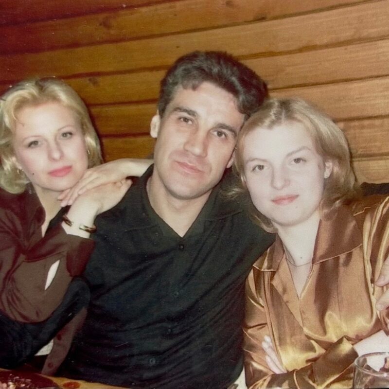 "35 лет я ношу твою фамилию и никогда не пожалела об этом.., несмотря ни на что…. Ты всегда говорил, что мы пережили вместе такие времена и столько событий, что год считался за три и, казалось, уже ничего не страшно…" - писала Валентина обращение к Алексею на сороковой день после похорон.