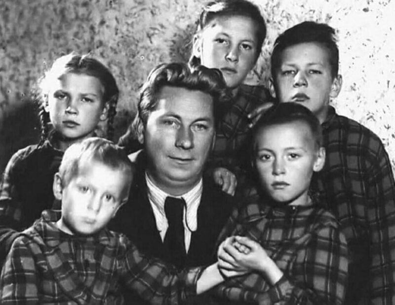 Василий Меркурьев с детьми