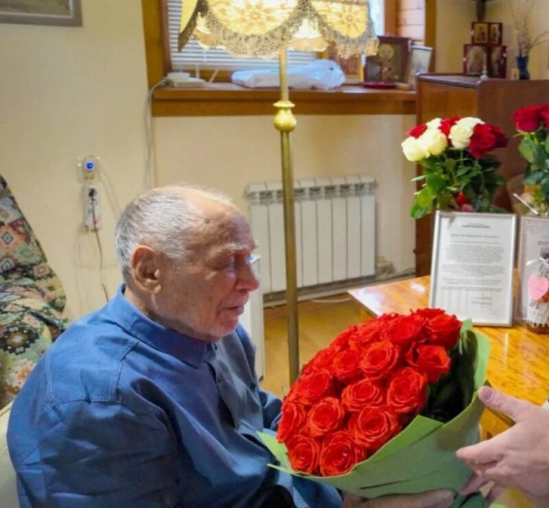 Перешагнули вековой рубеж: 8 мировых звёзд, чьи судьбы стали легендами
