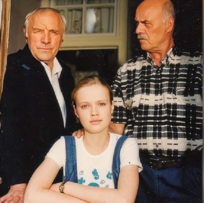 Анна Синякина на съёмках подружилась со Станиславом Говорухиным и Михаилом Ульяновым.