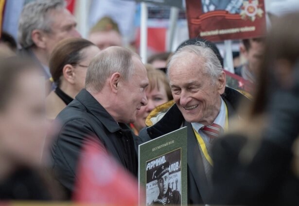 Владимир Путин и Михаил Ножкин во время шествия «Бессмертного полка»