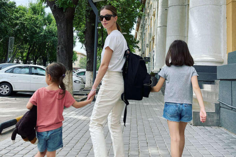 Светлана Иванова на прогулке с детьми