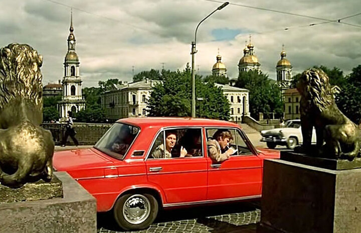 Герои фильма "Невероятные приключения итальянцев в России" в самолете