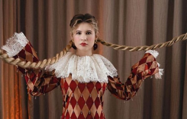 Анна Цуканова-Котт в юности.