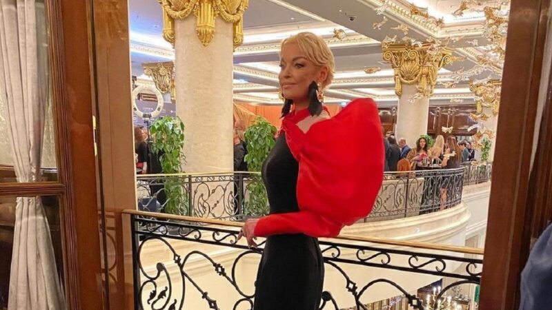 Кареты, яхты и уральская изба: почему Анастасия Волочкова примерила свадебное платье на реалити-шоу