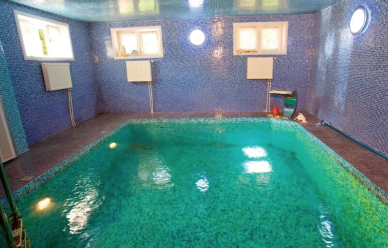 Загородный дом Маргариты Суханкиной: уют в сосновом лесу и два бассейна для всей семьи