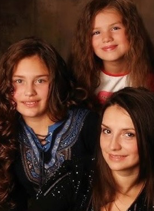 Национальный вопрос, кредит ради кастинга и редкие фото мамы: как Люся Чеботина пробивала дорогу на сцену