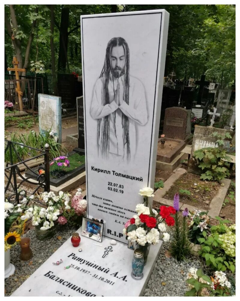 Вечная память в камне: как выглядят мемориалы ушедших российских звёзд