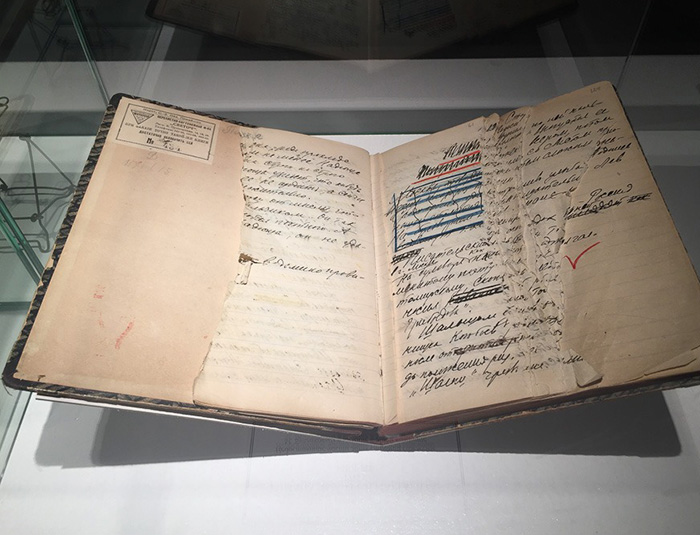 Рукописные листы автора в мемориальном музее